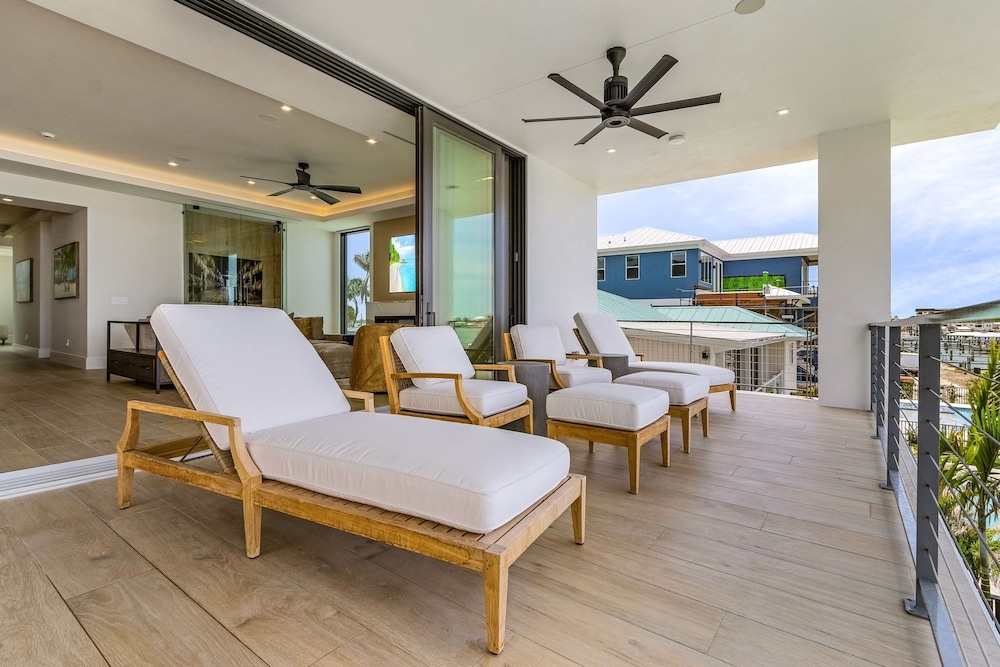 793 Shoreline Estate: 6bd/6br, Luxurious Pool Home On The Water! 6 Bedroom Home