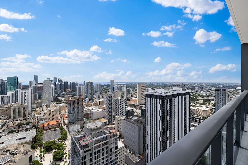 Luxury PH 51st Floor City Views