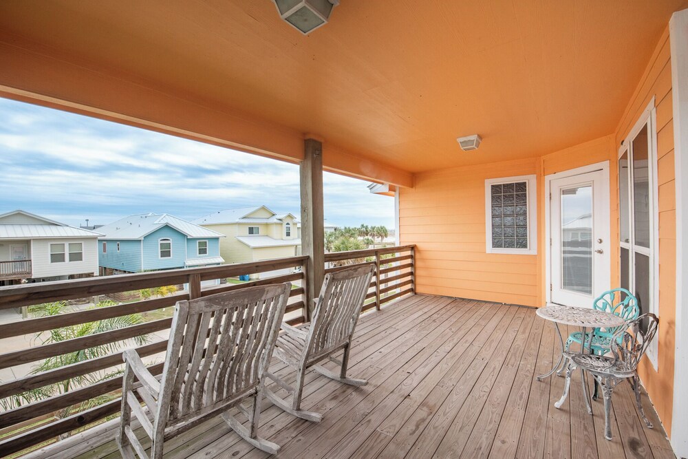 Sunrise Paradise - Pet Friendly! Community Pool!
