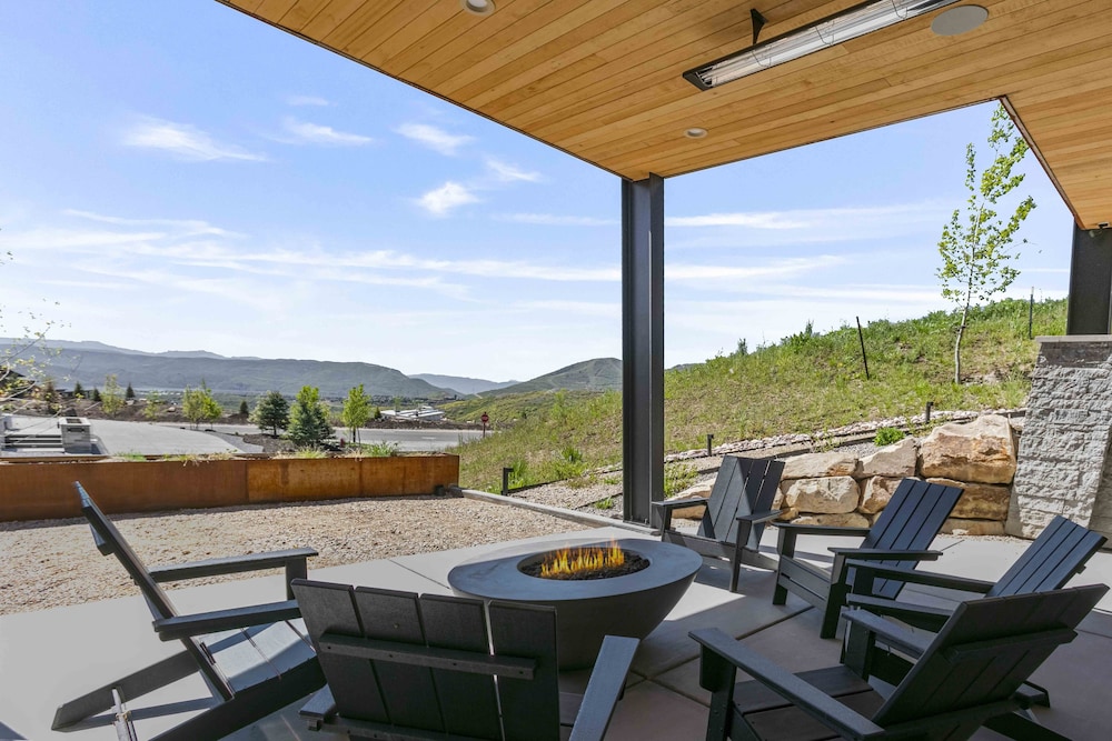 1868 W SkyRidge Drive 4 Bedroom Home with Hot Tub 4 Home