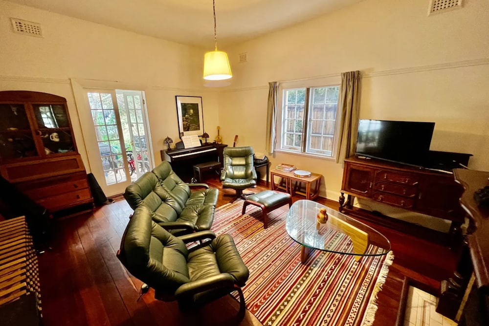 Relaxing 3 Bedroom Apartment in Perth view 5