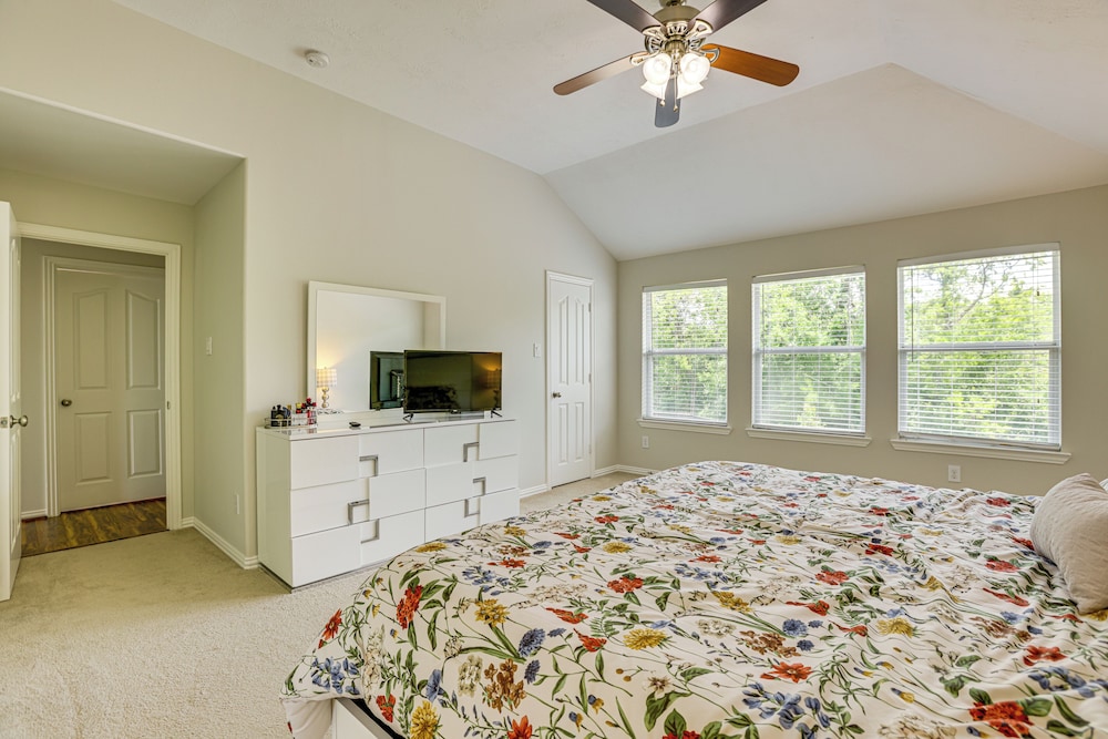 Group-ready Getaway in North Houston!