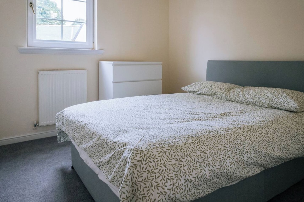 Snug & Serene 2BD Flat - Roseburn view 2
