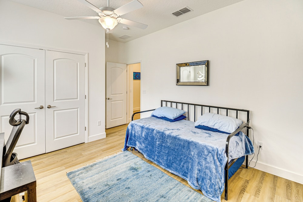7 Mi to Flagler Beach: Breezy Stay w/ Pool Access!