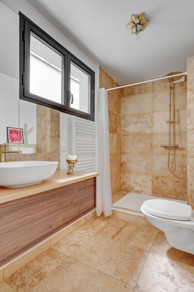 Stylish 2BR for 6 by Champs-Elysees