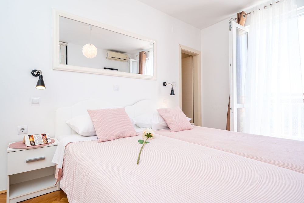 Jele Rooms