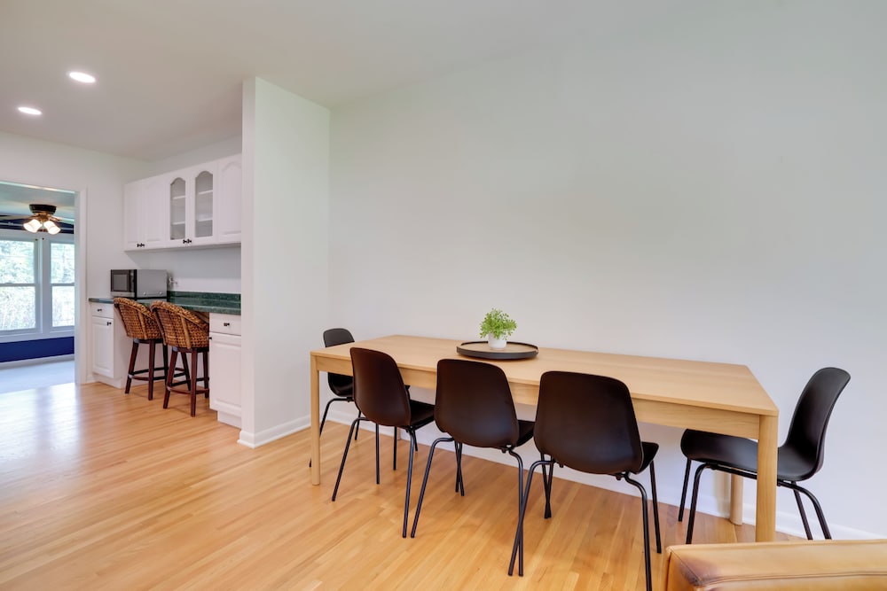 Home 8 Mi to Dtwn Minneapolis! Pet-friendly Yard
