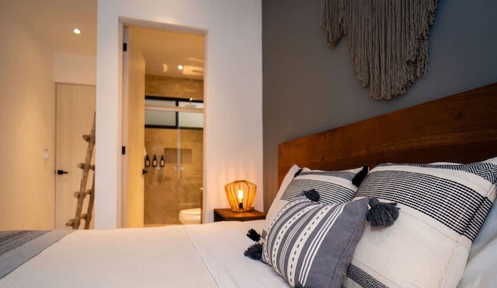 Prime Location 2 BR Apartment With Natural Ligthed LX Amenities by Waves Management