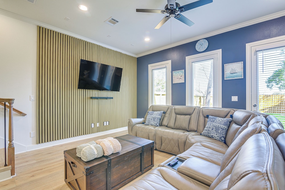 6 Mi to Hospitals: Nurse-friendly Houston Home!