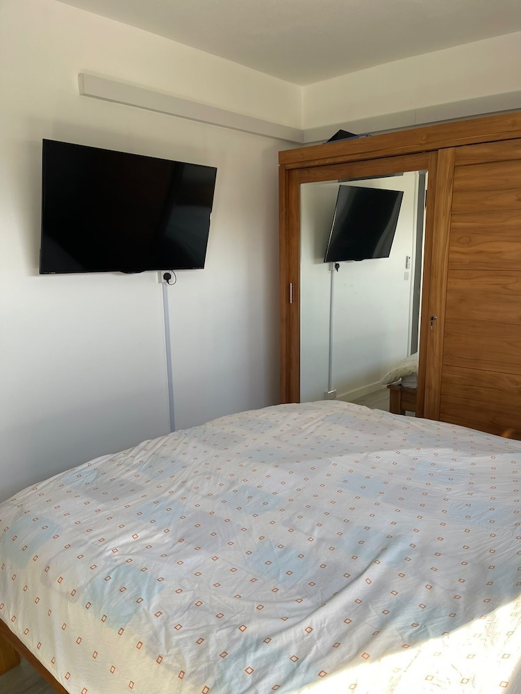 Impeccable Luxury 3-bed Apartment in Albion view 4