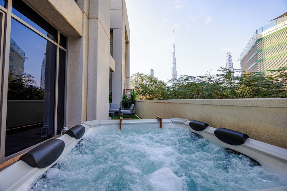 Durrani Homes - The Luxe Retreat 4BR Podium villa with private Jacuzzi and Burj Khalifa View