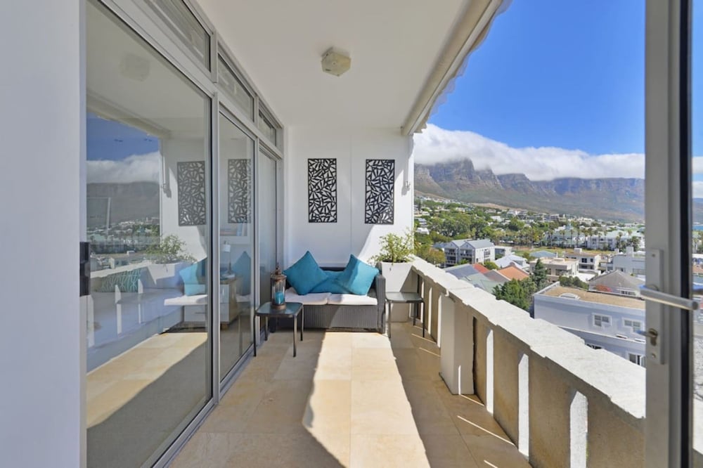 Top-floor 2-bed Beachfront Sunny Camps Bay Views