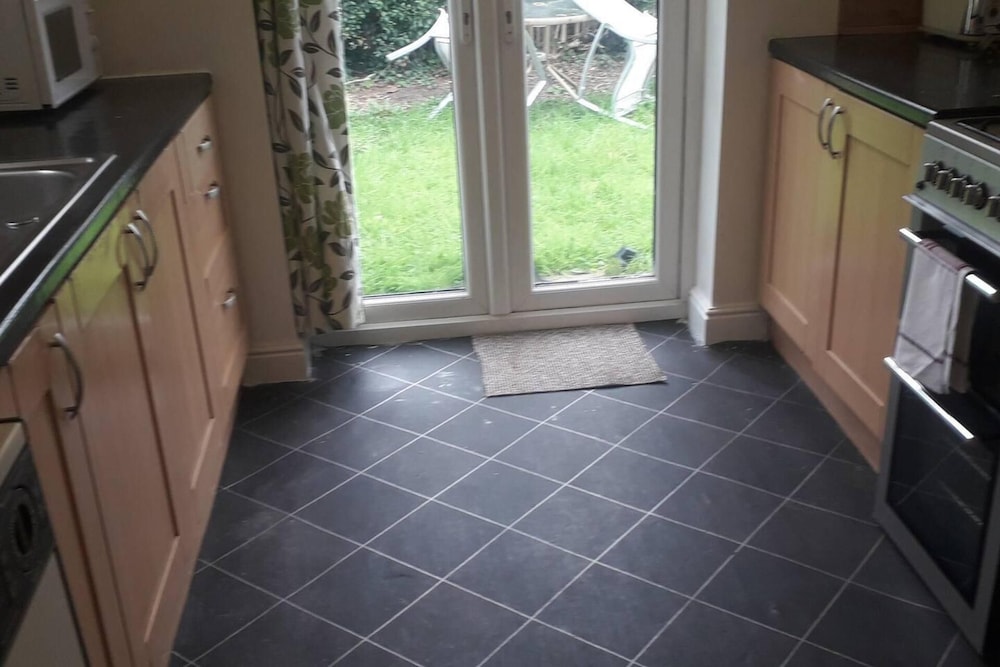 Homely 4-bed House in Manchester view 5