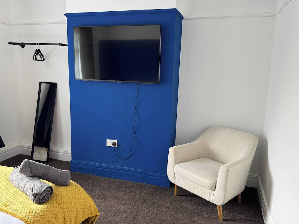 City Centre-4 Br-sleeps 7-garden-free Parking