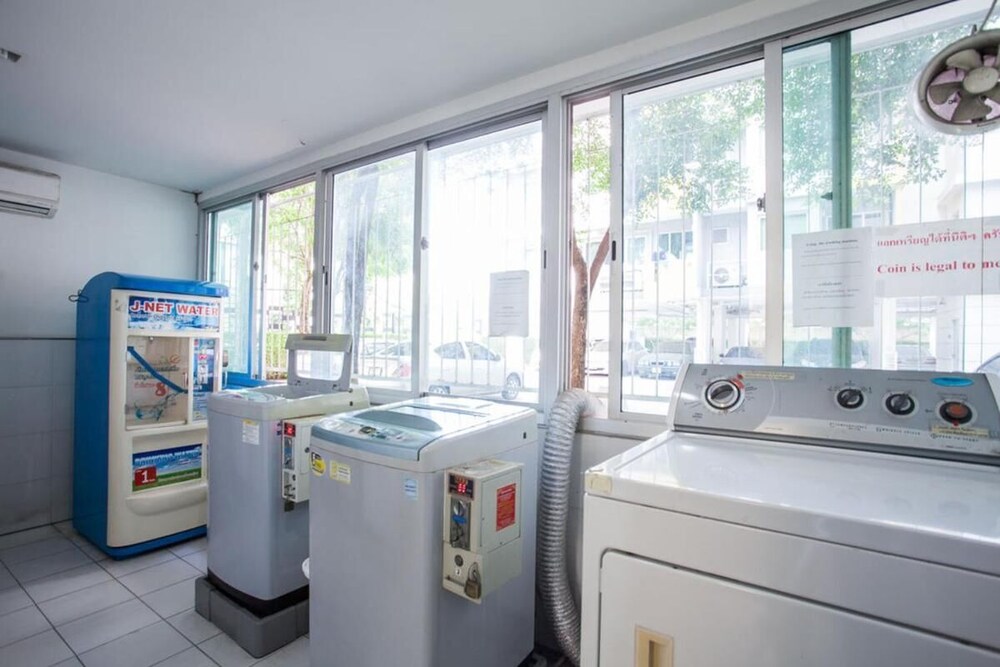 1BR Condo 5 Min to BTS 1000mbps Fiber Wi-fi Great Location