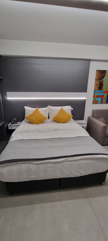 LUXSUITES