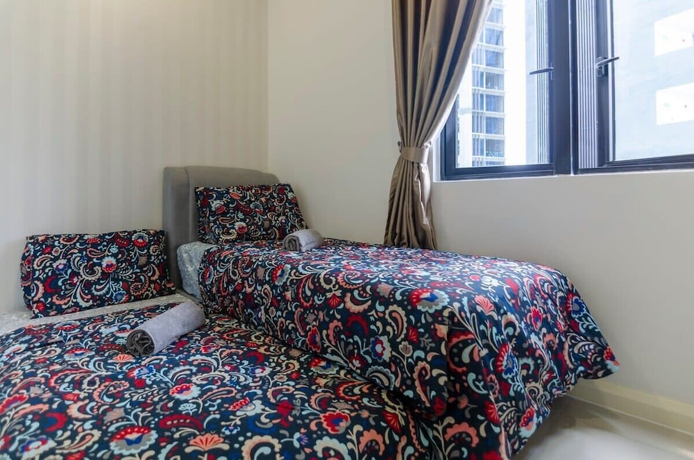 3BR D'pristine Suite Near Legoland, Stunning Views
