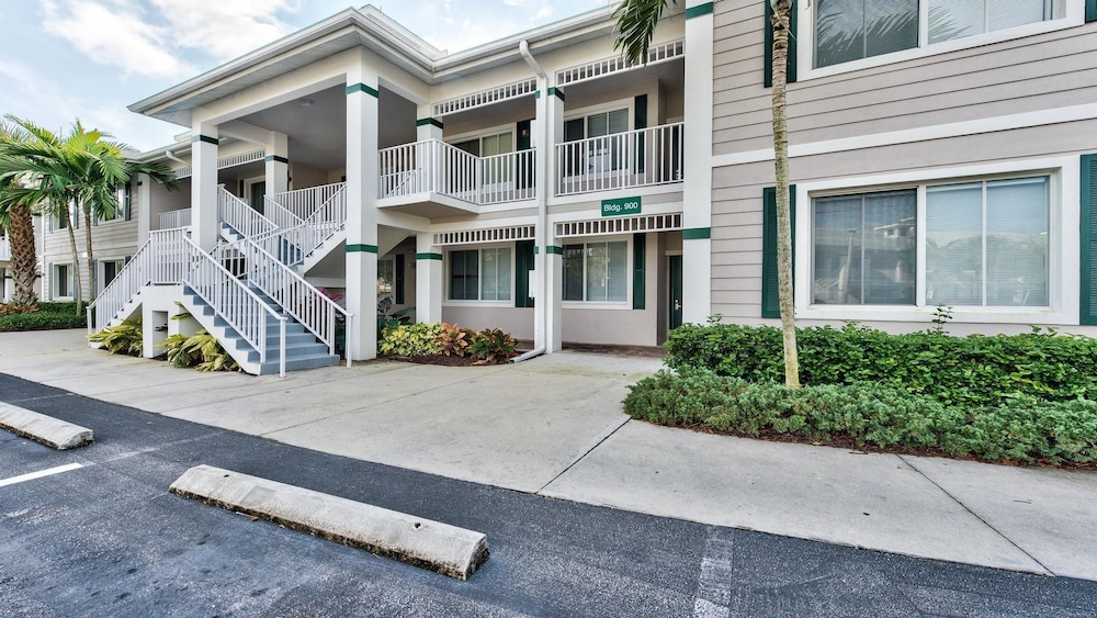 Genoa Vacation Rental: Stylish 2-BR Condo with Golf & Lake Views. Resort-Style Pool, Hot Tub, and Easy Access to Championship Golf. Minutes from Naples Bea