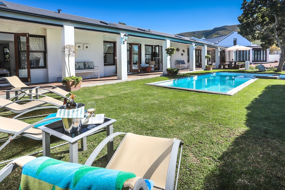 Sixteen Guest House on Main