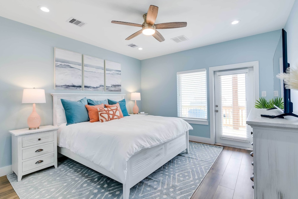 Steps to Coast: Gorgeous Beach House in Galveston