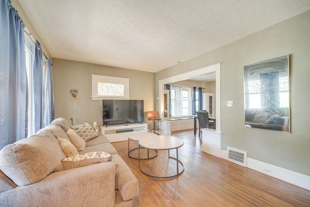 2 Mi to Zoo: Charming Apt w/ Balcony in Cleveland