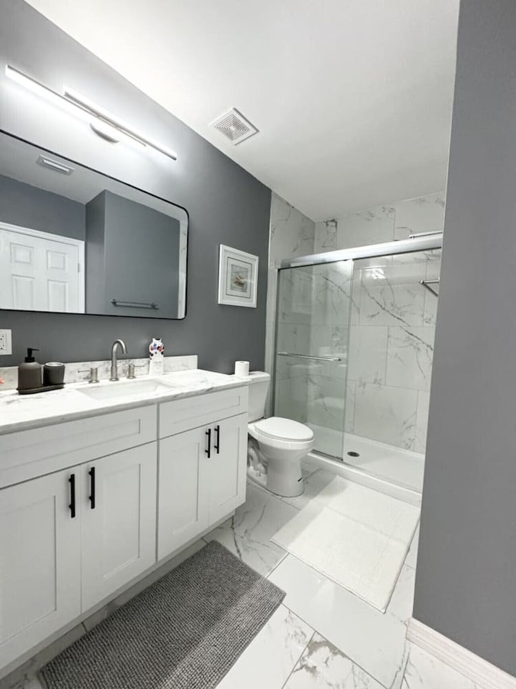 Fresh Renovated Pool Home w 5 Bedrooms Near Beach