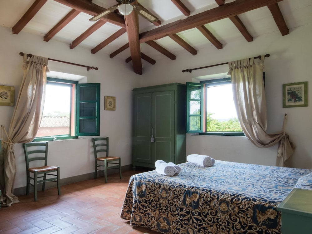Spacious Tuscan Farmhouse photo 3