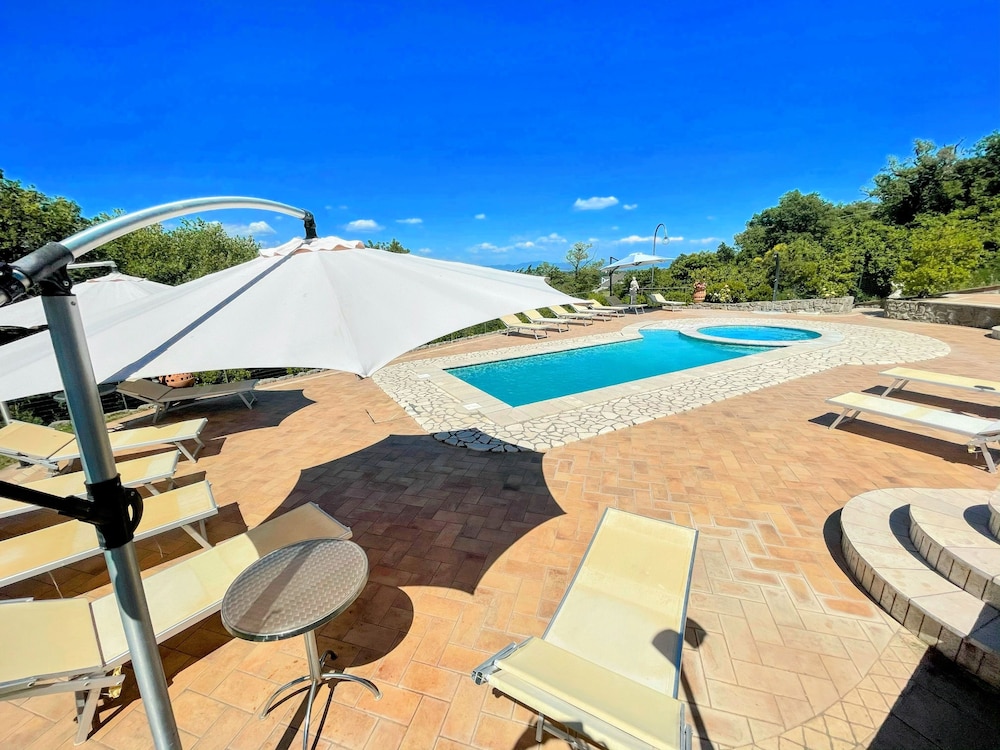 Charming Villa in Umbria - Sleeps 16 - Lake View - Pool, Jacuzzi and Events Room