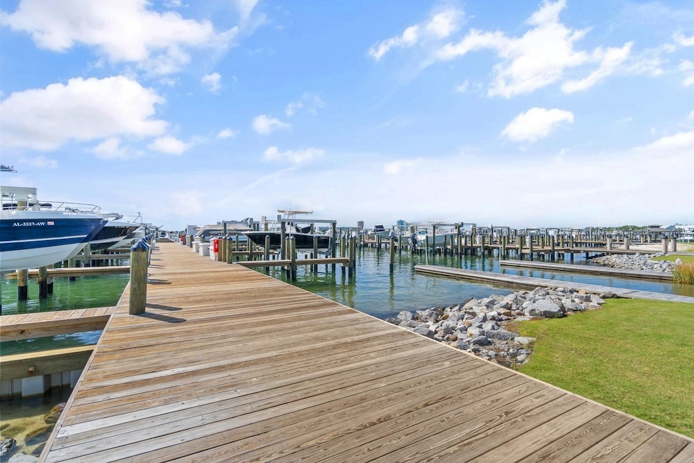 Phoenix on the Bay 1228