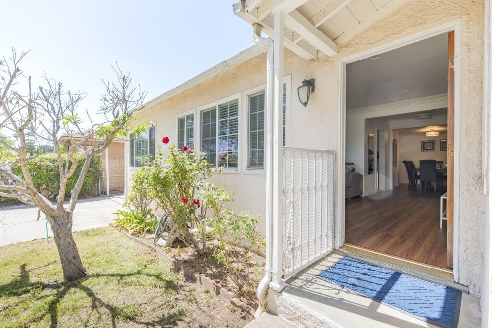 Charming Spacious Home - Modern Comforts, Prime Location