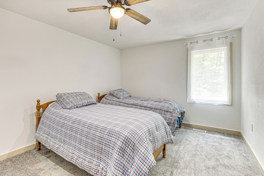 14 Mi to Dtwn: Secluded Stay in Murphy!