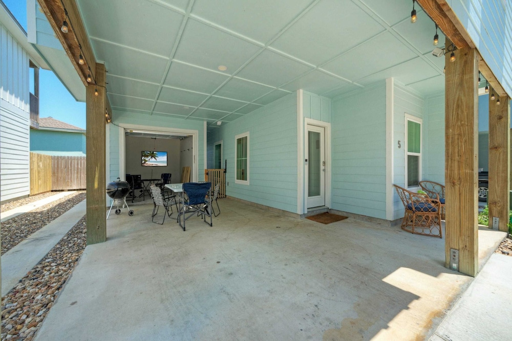 Sleeps 22 2 Homes w/ Private Pool + Patio Walkable Location, Golf Cart Zone