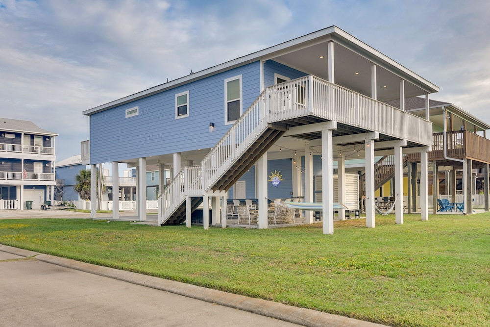 Galveston Home w/ Pool Access, Walk to Beaches! view 4