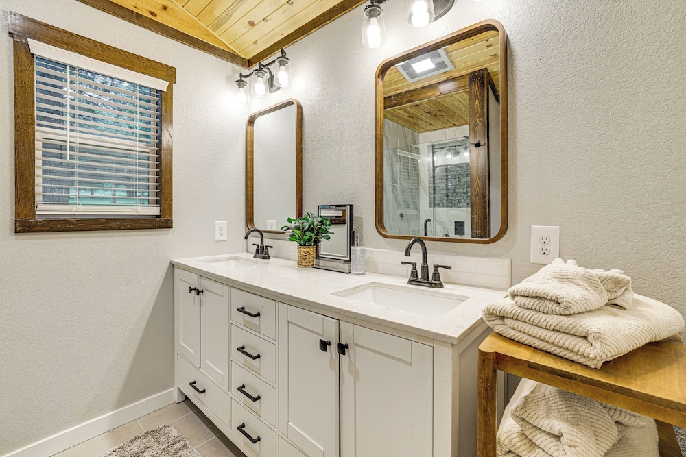 Near Bella Vista Trails & Elk River: Family Home!