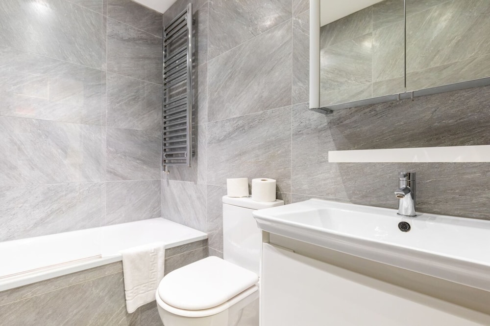 Elegant 2BD Flat 5 Mins to Kensington Gardens!