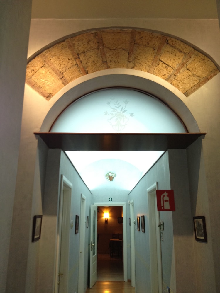 Bonapace Porta Nolana B&B