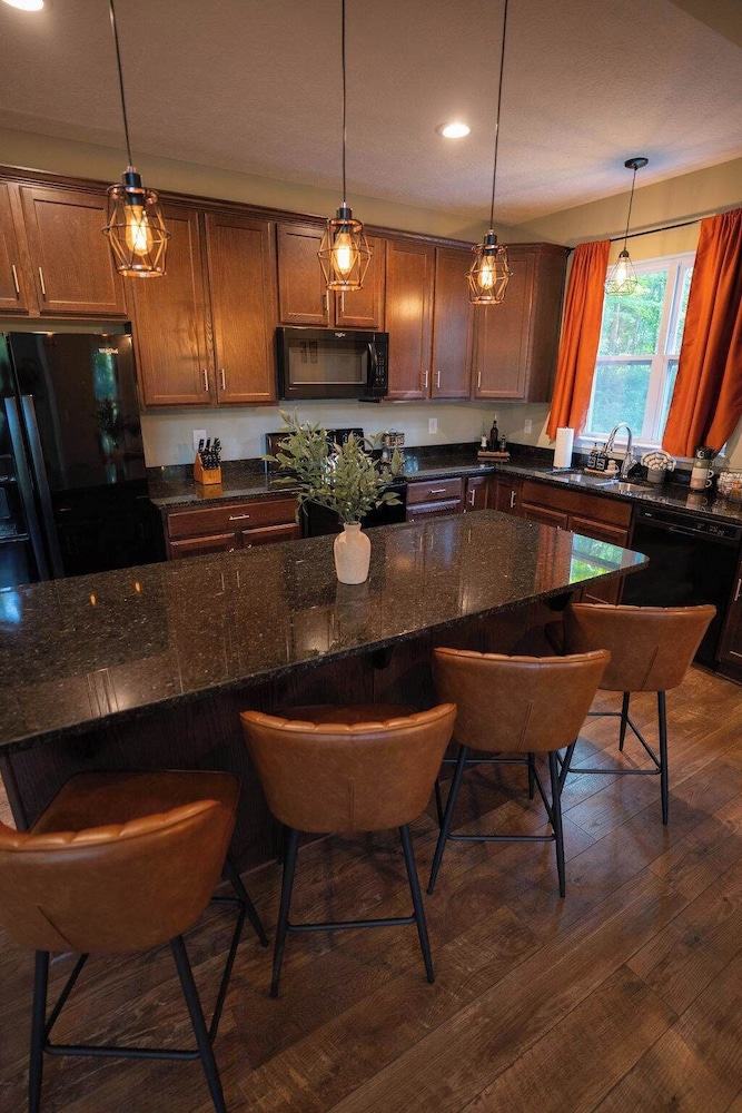 Modern 2 BD Cabin With hot tub & Games & Central Loc