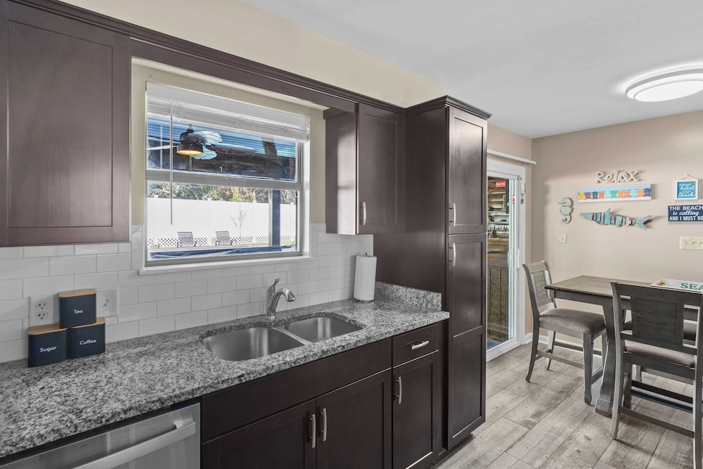 PCB Group-friendly Duplex w/ Pool, Backyard Lounge & 2 Kitchens
