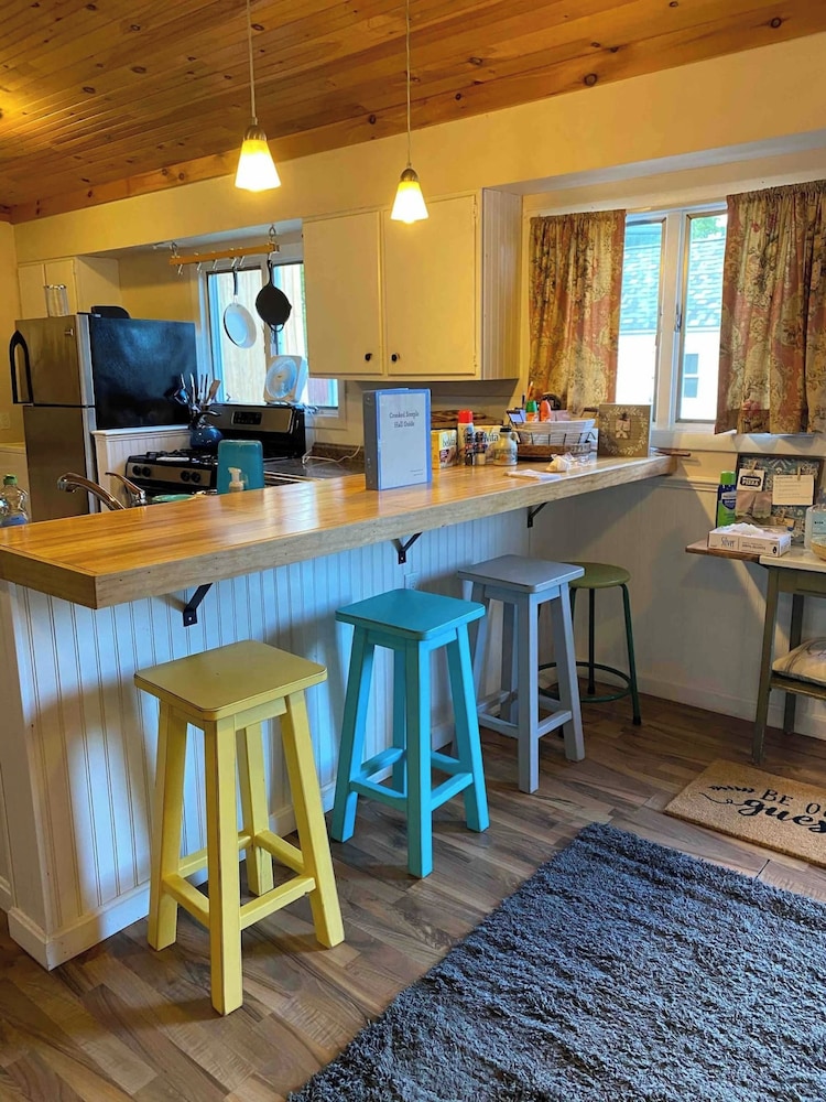 Cozy 2 BR by River- Crooked Steeple Hall