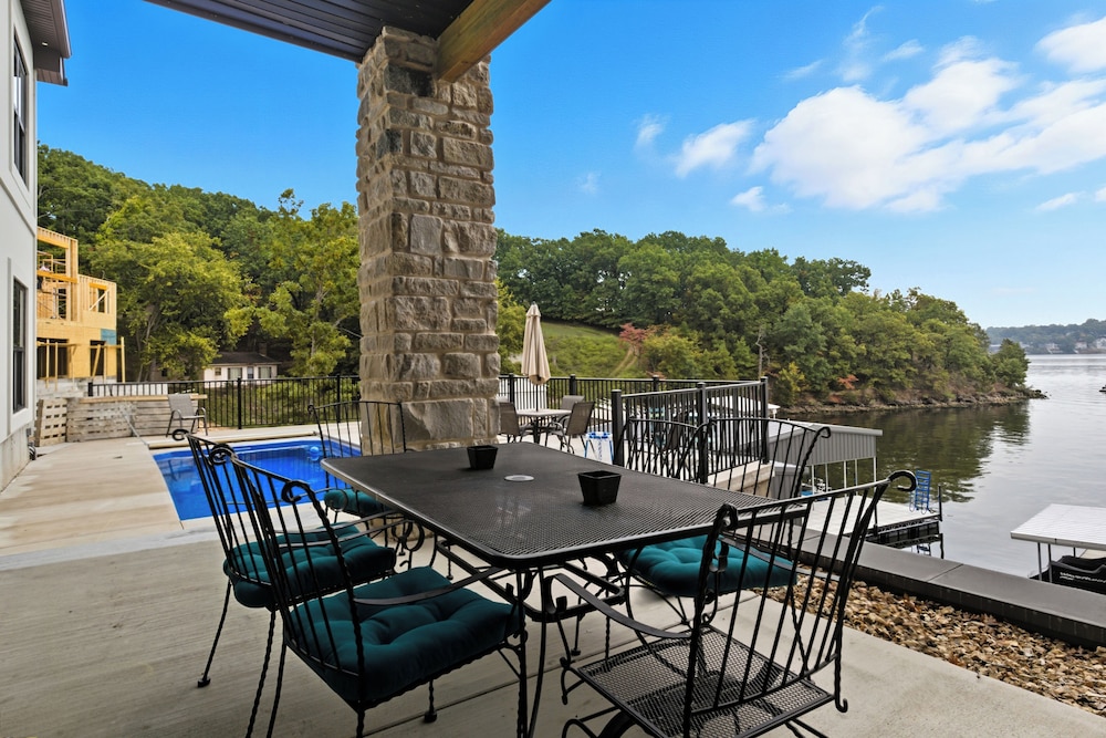 Huge Private Dock w/ 2 Slips + 2pwc, Beautiful Views, Lakeside Hot Tub, Pool & Pickleball
