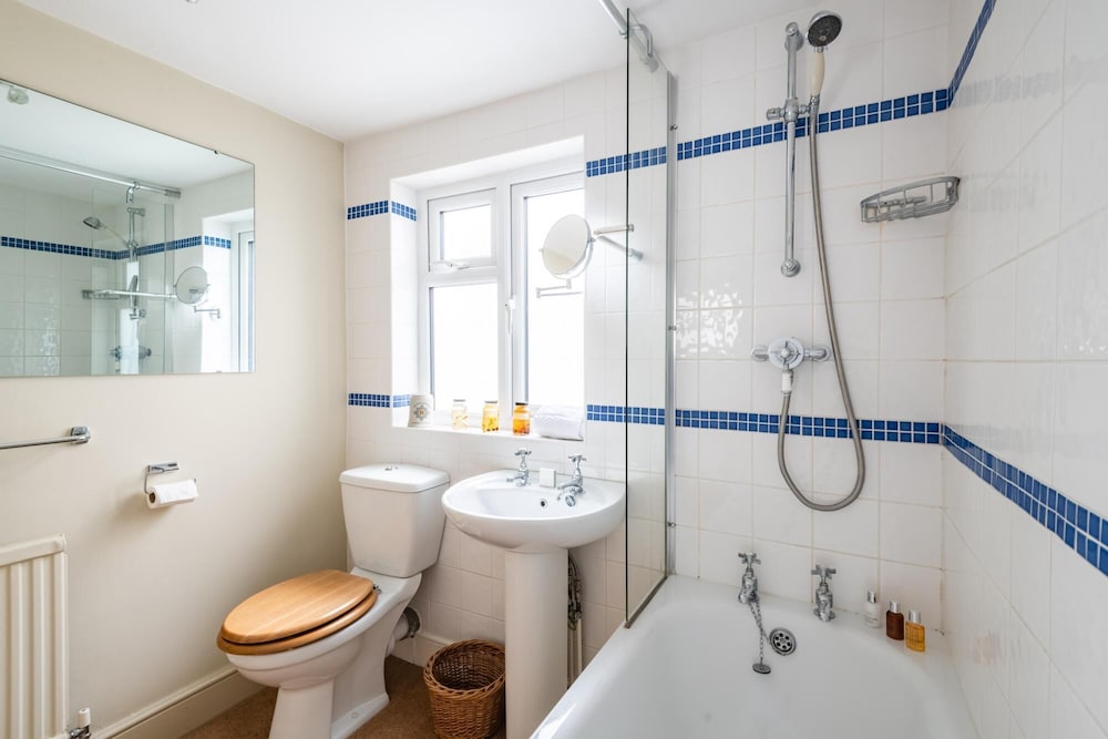 Traditional Fulham Home Close to the River Thames