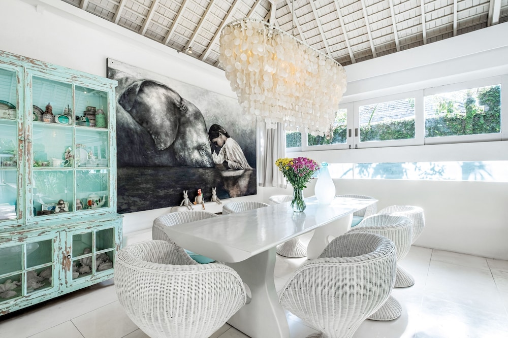 Villa Puro Blanco — dining
