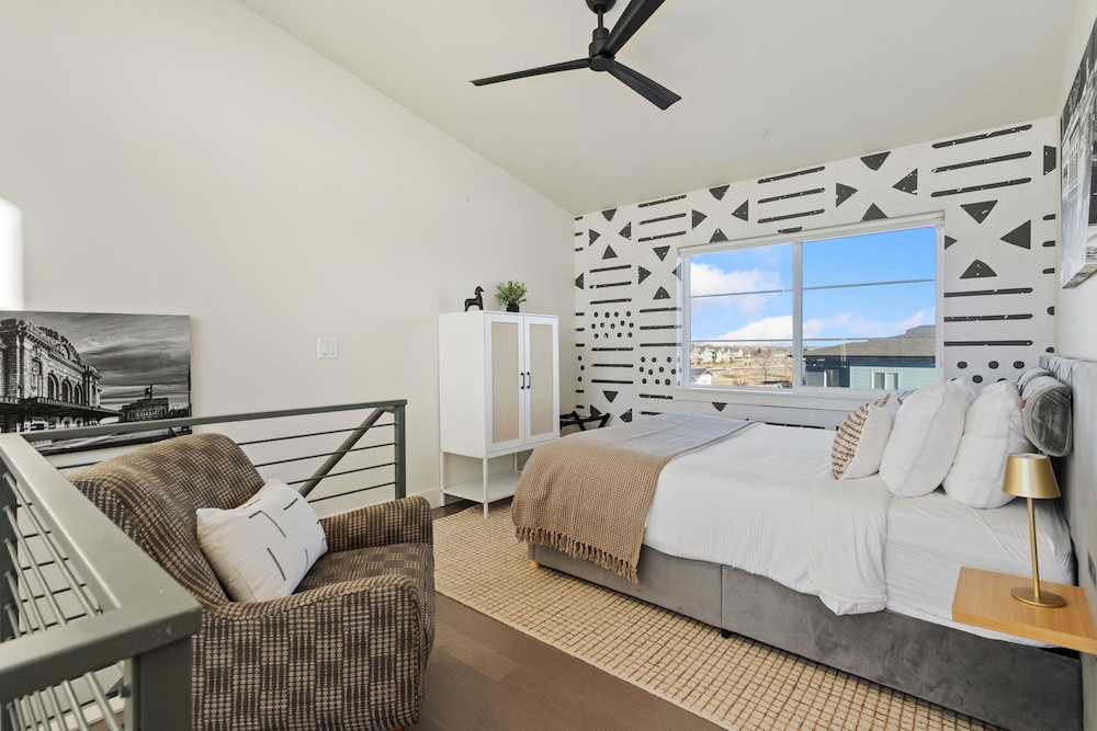 Mountain View Home w/ King Beds & Rooftop Deck