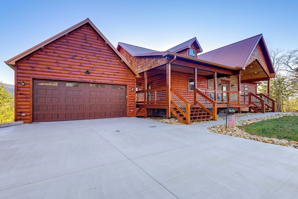 Majestic Mountain Views: Sevierville Escape!