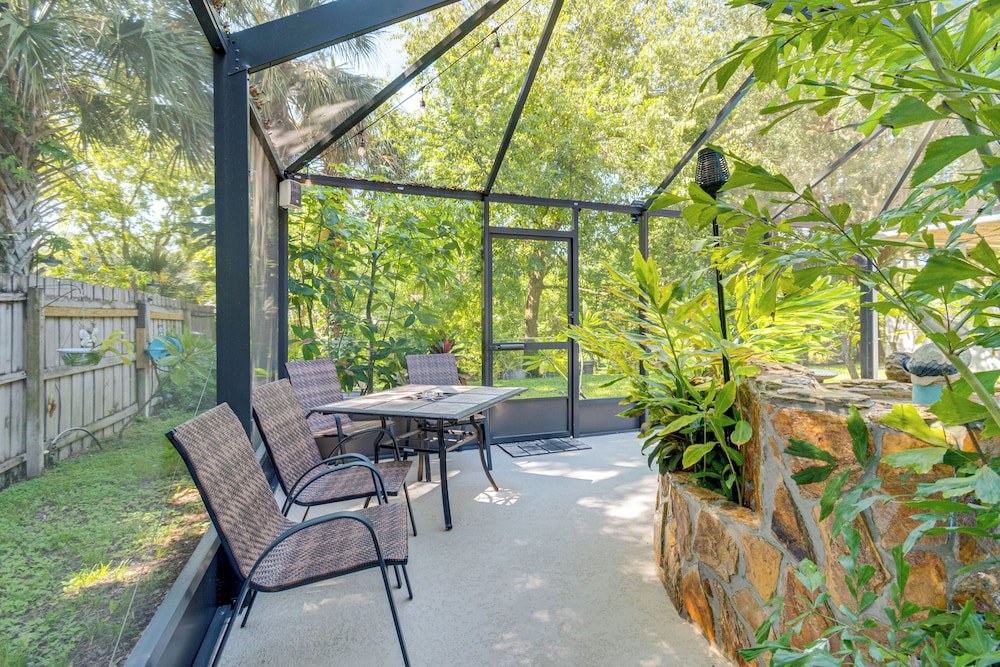 Private Backyard Oasis: Cocoa Family Home!