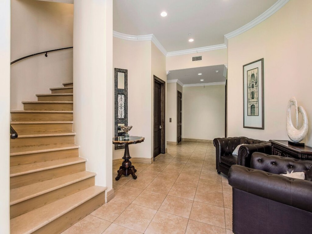 Robmar Mansion - Beverly Hills Mediterranean Estate With Pool & Sport Court