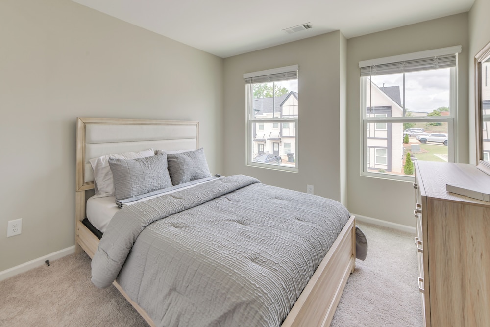 5 Mi to Auburn University: Sleek Townhome w/ Patio