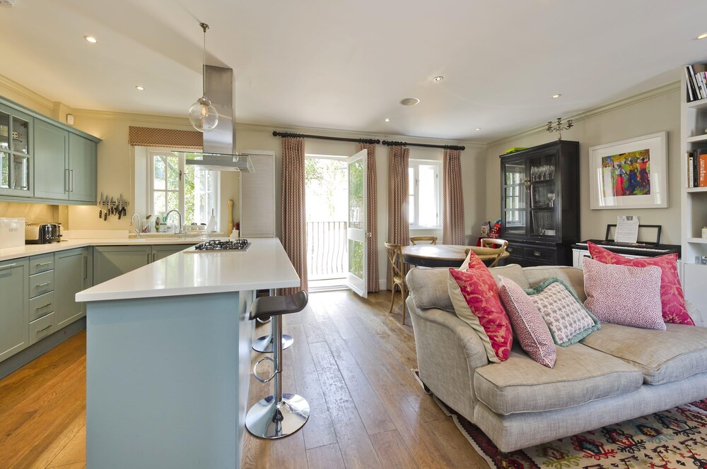 Delightful 3-bed Family Home Bayswater