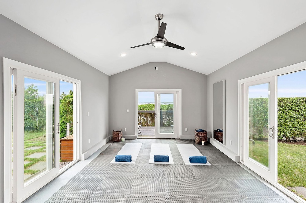Sunset Villa by Rove Beachfront w Deck Pool