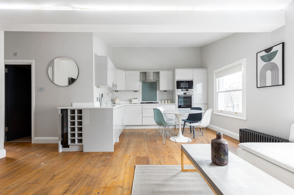 Radiant 2 Bed Flat near Portobello